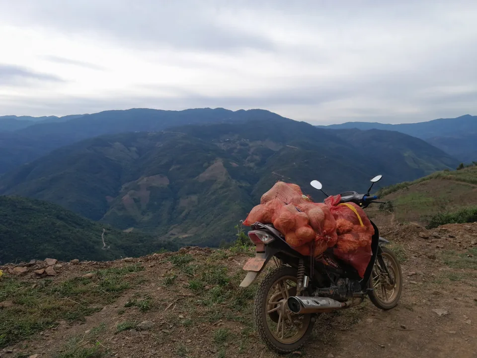 Les montagnes de l'État Chin, où le ravitaillement se fait à moto sur des pistes de terre
