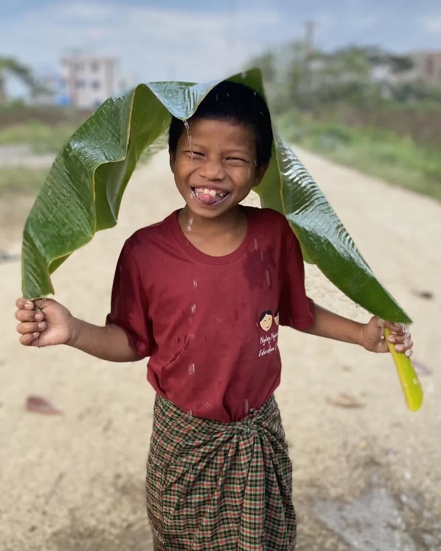 Un enfant du foyer scolaire, sous la pluie