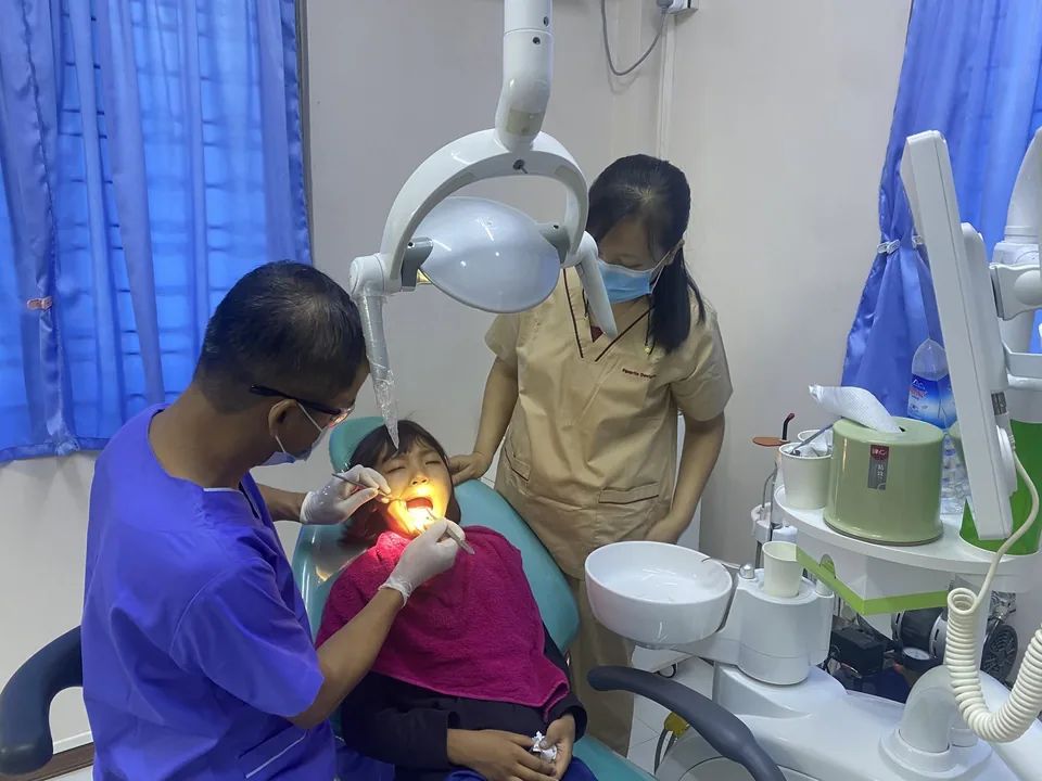 Une pensionnaire chez le dentiste : le suivi médical fait partie de l'accompagnement